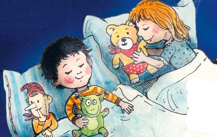 2 schlafende Kinder mit Teddy, Urmel und Kasperlpuppe im Bett