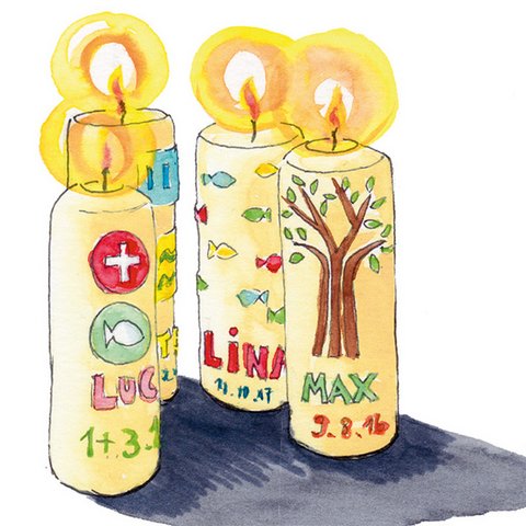 Drei bunt verzierte brennende Taufkerzen