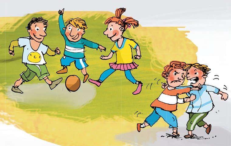 Drei Kinder spielen Fußball und zwei Kinder prügeln sich.